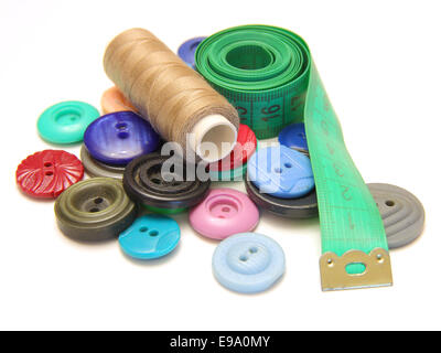 Strumenti di cucitura su sfondo bianco Foto Stock