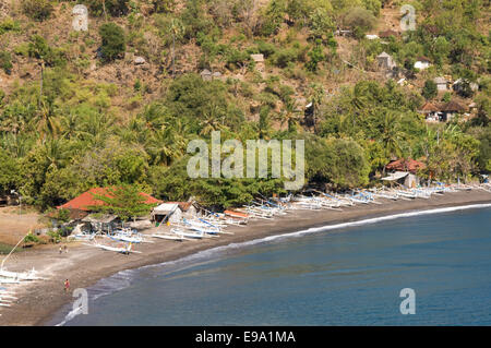 Il piccolo villaggio di pescatori di Amed con vedute del Monte Gunung Agung Sfondo (3142m). A est di Bali. Amed è una lunga striscia costiera Foto Stock