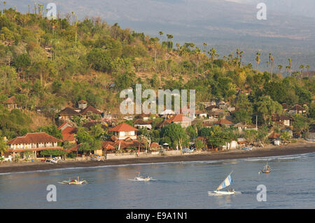 Il piccolo villaggio di pescatori di Amed con vedute del Monte Gunung Agung Sfondo (3142m). A est di Bali. Amed è una lunga striscia costiera Foto Stock