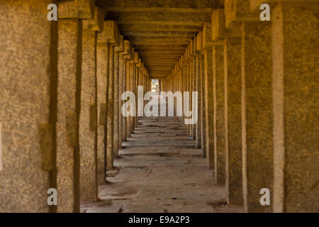 Ripetere colonne lunga passerella coperta Hampi Foto Stock