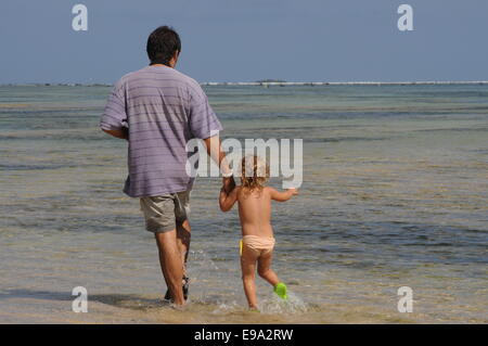 Padre con sua figlia Spiaggia di Amed, un villaggio di pescatori nella parte Est di Bali. Amed è una lunga striscia costiera di villaggi di pescatori in EA Foto Stock