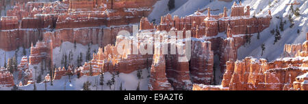 Vista della coperta di neve luminosi rosso scogliere di Bryce Canyon. Foto Stock