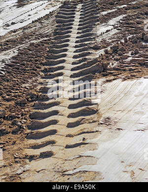 Tracce di pneumatici prospettiva di stampe in argilla Foto Stock