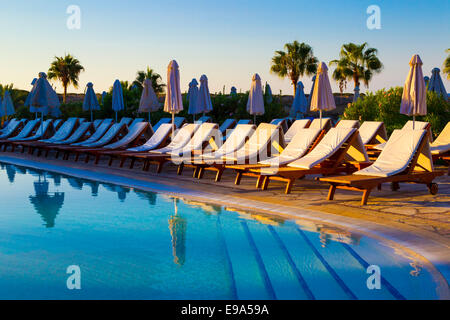 Piscina presso il Coral Beach Hotel e Spar Cipro. Foto Stock