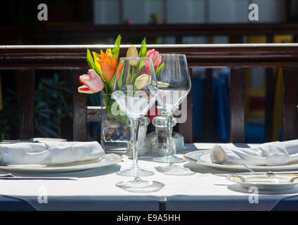 Impostazione tabella ristorante esterno nella luce del sole Foto Stock