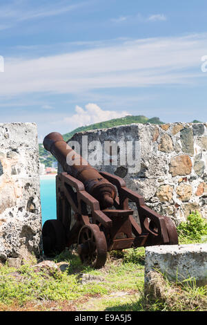 Il vecchio cannone ruggine sul St Martin Caraibi Foto Stock