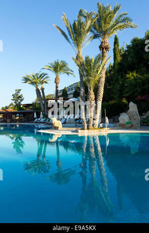 Piscina presso il Coral Beach Hotel e Spar Cipro. Foto Stock