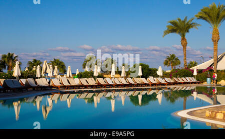 Piscina presso il Coral Beach Hotel e Spar Cipro. Foto Stock