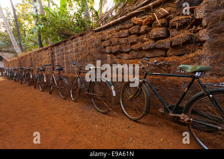 India Riga biciclette muro di pietra di strada sterrata Foto Stock