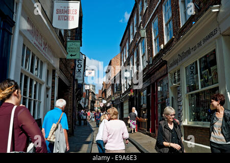 Gente turisti a piedi lungo la stretta strada medievale degli Shambles In estate York centro città North Yorkshire Inghilterra UK Regno Unito Gran Bretagna Foto Stock