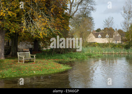 Il sedile si affaccia su deep ford in Shilton Oxford Foto Stock