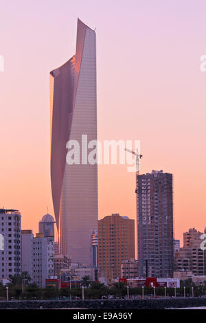Kuwait Cityscape al tramonto, Golfo Arabico, Kuwait Foto Stock