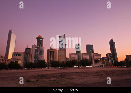 Kuwait Cityscape al tramonto, Golfo Arabico, Kuwait Foto Stock