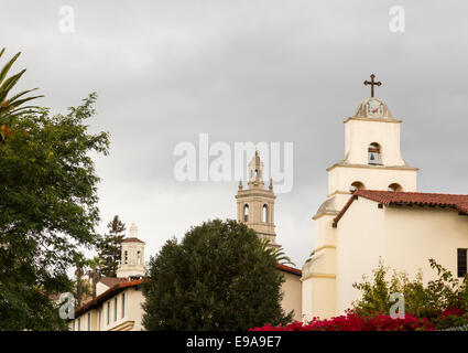 Nuvoloso Giorno tempestoso a Santa Barbara Mission Foto Stock