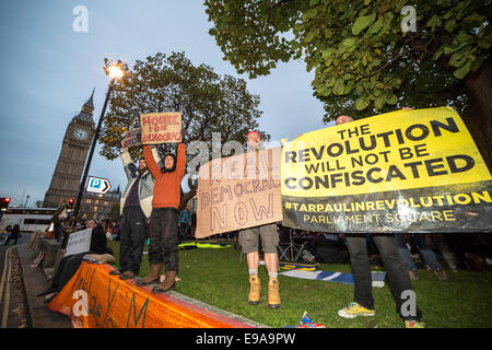 Londra, Regno Unito. 22 ottobre, 2014. Sesto giorno di 'occupare Londra' in Piazza del Parlamento Credit: Guy Corbishley/Alamy Live News Foto Stock