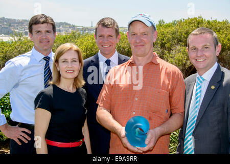 Sydney, Australia - 23 ottobre 2014:NSW Premier Mike Baird (terza da L) e la scultura il vincitore del premio Pietro Lundberg (quarta da L) e i funzionari locali a seguito di apertura del 2014 le sculture del mare mostra a Sydney. Foto Stock