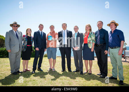 Sydney, Australia - 23 ottobre 2014:NSW Premier Mike Baird (terza da L) e la scultura il vincitore del premio Pietro Lundberg (quarta da L) e i funzionari locali a seguito di apertura del 2014 le sculture del mare mostra a Sydney. Foto Stock