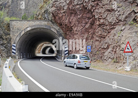 Strada di campagna, Sopeira village, Pirenei, Spagna Foto Stock