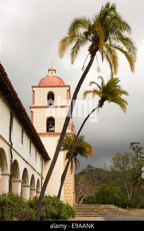 Nuvoloso Giorno tempestoso a Santa Barbara Mission Foto Stock