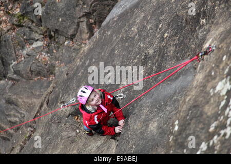 Ragazza è free climbing Foto Stock