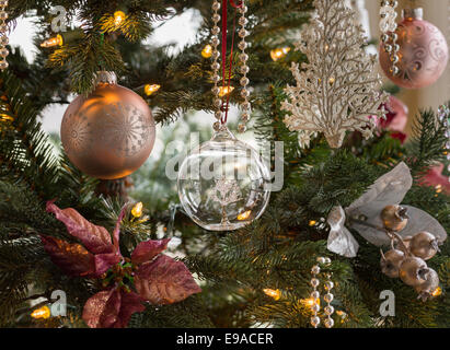 Globo di vetro su albero di natale dettaglio Foto Stock