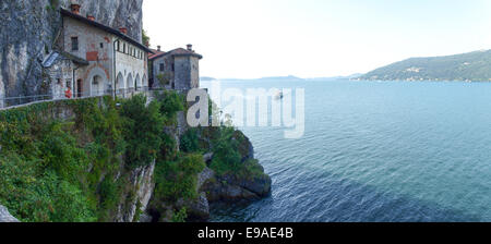 Santa Caterina del Sasso, Italia - Juli 07, 2014: vista del monastero di Santa Caterina del Sasso Foto Stock
