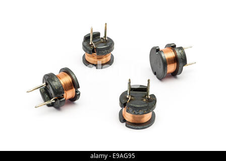 Piccolo induttore in ferrite per elettronica. Foto Stock