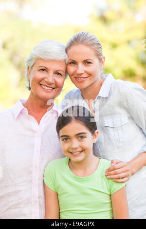 Famiglia adorabile nel parco Foto Stock