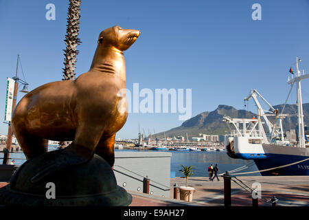 Statua di Oscar la guarnizione al di fuori del Table Bay Hotel Victoria & Alfred Waterfront, Città del Capo, Western Cape, Sud Africa Foto Stock