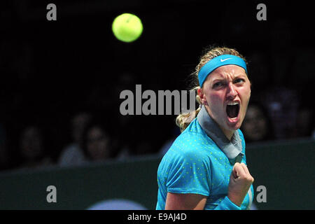 Singapore. 23 ott 2014. La Repubblica ceca è Petra KVITOVA celebra dopo il round robin match del WTA Finals contro la Russia Maria Sharapova al Singapore Indoor Stadium, Ottobre 23, 2014. Petra KVITOVA ha vinto 2-0. Credito: Quindi Chih Wey/Xinhua/Alamy Live News Foto Stock