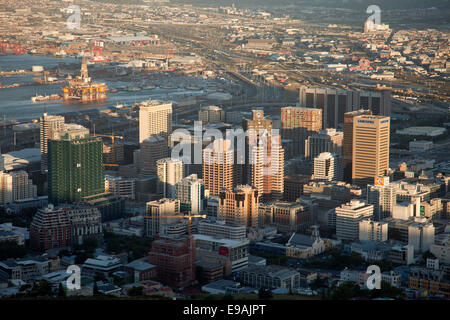 Cape Town Central Business District skyline visto da Lions Head, Western Cape, Sud Africa Foto Stock
