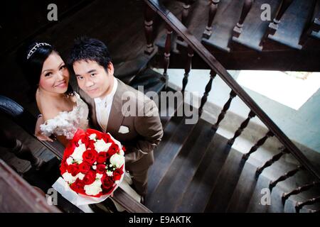 Sposa e lo sposo con bouquet di rose Foto Stock