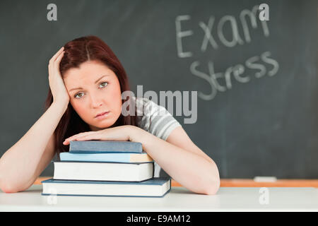 Giovane studente ha sottolineato dai suoi esami Foto Stock