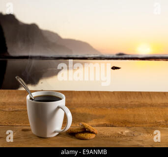 Tazza di caffè sul tavolo in legno da ocean