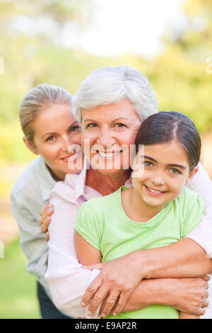 Famiglia adorabile nel parco Foto Stock