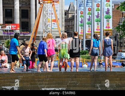 Un gruppo di adolescenti godendo di sguazzare nella piscina fuori casa Consiglio nella piazza del vecchio mercato, Nottingham. Foto Stock