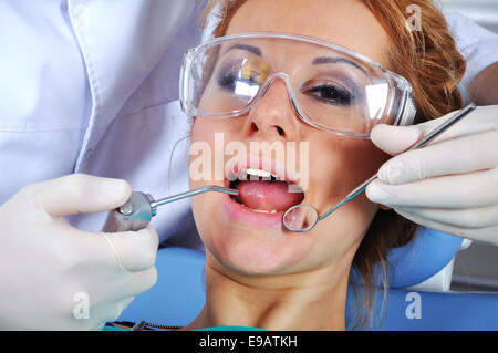 Dentista considera i denti e chiudere fino Foto Stock