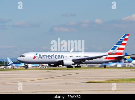 American Airlines Boeing 767-323ER rullaggio all'aeroporto di Manchester, Manchester, Greater Manchester, Inghilterra, Regno Unito, Europa occidentale. Foto Stock