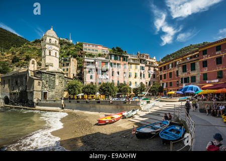 Porto, villaggio con case colorate, Vernazza, Cinque Terre Provincia della Spezia, Liguria, Italia Foto Stock