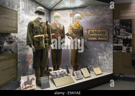 Storiche uniformi dell'esercito americano nella II Guerra Mondiale e successivamente, Punto Alfa luogo memoriale e museo Foto Stock