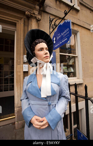 Regno Unito, Inghilterra, Wiltshire, bagno, Gay Street, costume manichino al di fuori di Jane Austen Centre e sala da tè Foto Stock