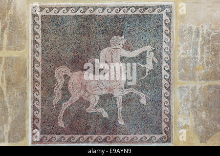 Centaur tenendo un ucciso il coniglio, il pavimento a mosaico, fatta di ciottoli, Chochlaki, museo archeologico e storico centro città di Rodi Foto Stock