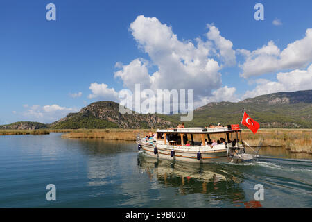 Escursione in barca nelle Dalyan Delta, Dalyan, Muğla Provincia, Riviera turca o Costa turchese, Egeo, Turchia Foto Stock