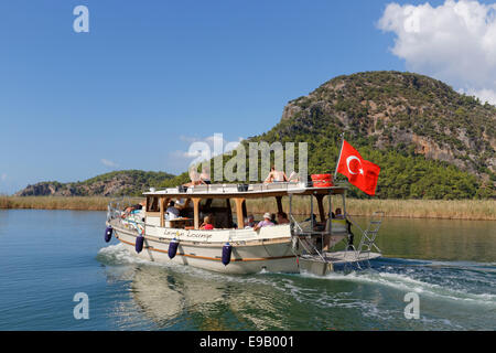 Escursione in barca nelle Dalyan Delta, Dalyan, Muğla Provincia, Riviera turca o Costa turchese, Egeo, Turchia Foto Stock