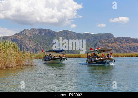 Escursione barche in Dalyan Delta, Dalyan, Muğla Provincia, Riviera turca o Costa turchese, Egeo, Turchia Foto Stock