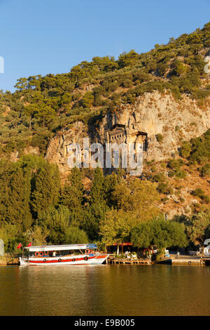 Le tombe di roccia di Kaunos, mattina sul fiume Dalyan, Dalyan, Muğla Provincia, Riviera turca o Costa turchese, Egeo Foto Stock