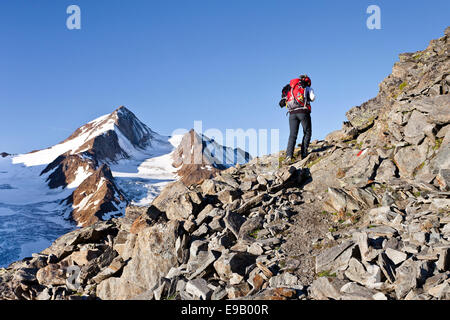 L'alpinista sul Richterweg sentiero escursionistico, guardando verso la montagna Weißkugel, Langtaufers, Alta Val Venosta o Parte superiore Foto Stock