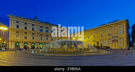 Scena Notturna, Palazzo della Regione Liguria sede della regione ligure, Piazza de Ferrari con la fontana, Genova, Liguria Foto Stock