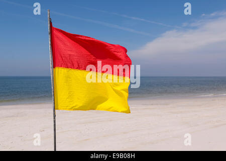 Un rosso-bandiera gialla onde sulla spiaggia, vicino a Kampen, Sylt, Schleswig-Holstein, Germania Foto Stock