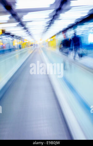 Tapis Roulants in movimento - Movimento sfocate lungo la passerella di airport. Foto Stock